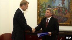 Евроамбасадорот Аиво Орав му го предаде Извештајот на Европската комисија за напредокот на Македонија на претседателот Ѓорге Иванов. 