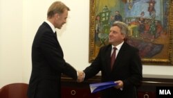 Евроамбасадорот Аиво Орав му го предаде Извештајот на Европската комисија за напредокот на Македонија на претседателот Ѓорге Иванов. 
