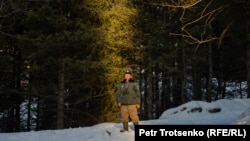 Лесник Болат Байгозиев в лесу. Алматинская область, 1 марта 2019 года.