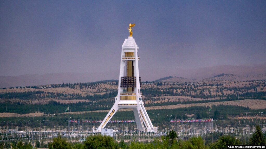 12-метровый золотой памятник Сапармураду Ниязову в Туркменистане.