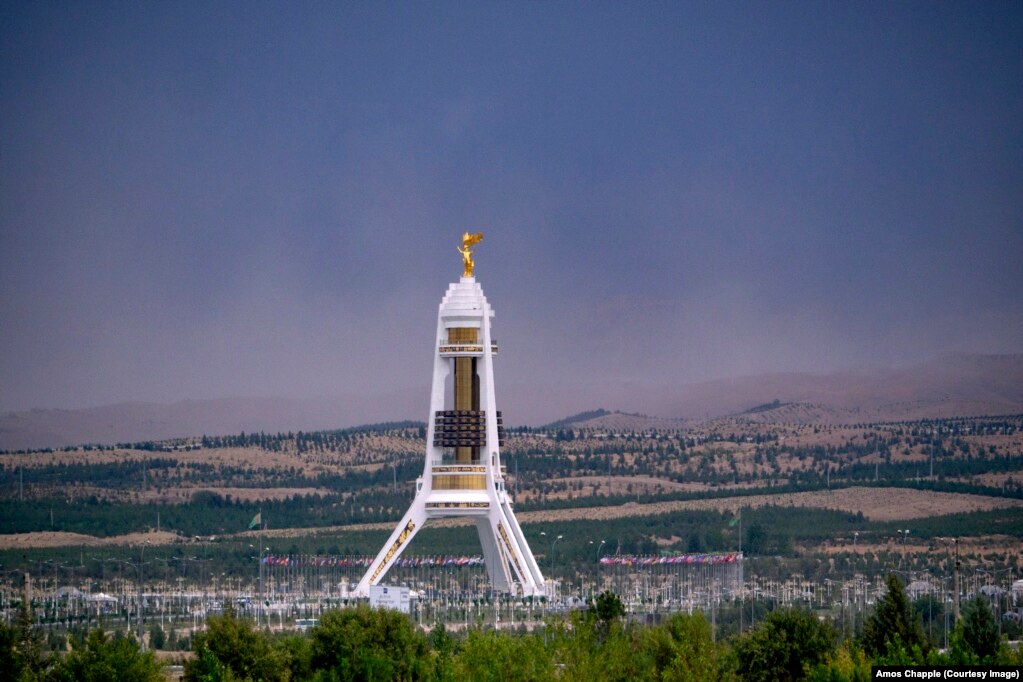 Статуя Сапармурата Ниязова на монументе Нейтралитета. Туркменистан, Ашгабат, 2012 год.