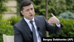 За словами Зеленського, він чекає від СЗР «розвідувальну інформацію для вироблення оптимальної переговорної позиції України як у Мінську, так і під час засідання в Нормандському форматі»