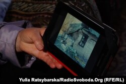 Татьяна Реутская, переселенка, показывает, что произошло с ее домом в Ясиноватой, Синельниково, 23 октября 2018 года