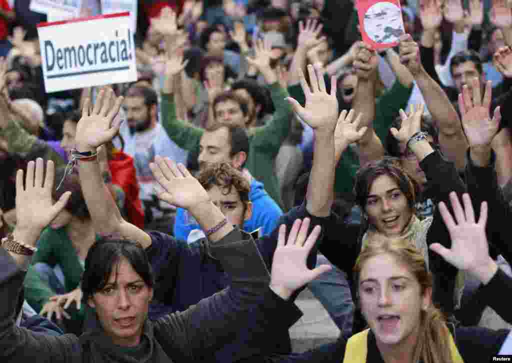 Spanish antiausterity protesters shout slogans during a demonstration outside Madrid&#39;s Parliament on September 26. (REUTERS/Susana Vera)