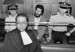 ჟაკ ვერჟესი ლიბანელი ტერორისტის სასამართლო პროცესზე (1986).