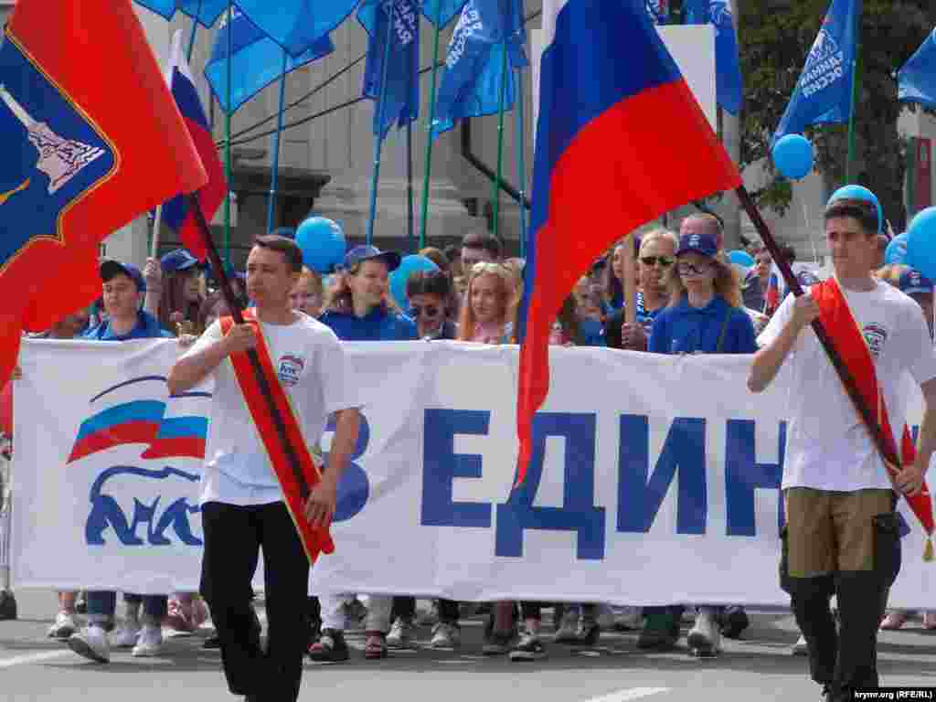 На демонстрацію, організовану російським урядом Севастополя, вийшли чиновники, співробітники бюджетної сфери. Учні вишів, дитячих садків і шкіл, персонал лікувальних і соціальних установ, активісти з громадських організацій усіх районів міста