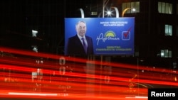 Алматыдағы "Нұр Отан" партиясының сайлау билбордындағы Қазақстан президенті Нұрсұлтан Назарбаевтың портреті. 11 наурыз 2016 жыл.