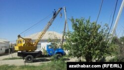Кормандон хатҳои барқро таъмир мекунанд. 