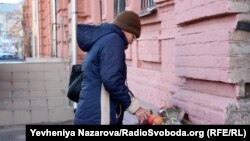 Женщина зажигает свечу в память о погибших в результате Голодомора. Запорожье, 23 ноября 2019 года.
