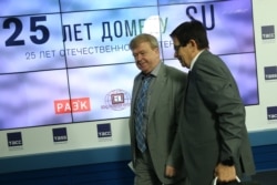 Алексей Солдатов (слева) на пресс-конференции, посвященной 25-летнему юбилею домена .SU и вопросам развития интернета в России, 21 сентября 2015 года