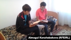 Студенты КазНУ имени аль-Фараби Куанышбек Есентемир (справа) и Бекзат Ушкемпиров в общежитии. Алматы, 22 сентября 2015 года.