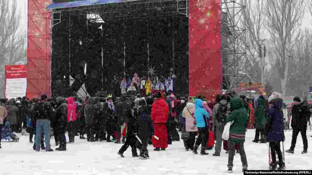 Незважаючи на мороз та сильний снігопад, в центрі Запоріжжя зібралося чимало городян, аби відсвяткувати Різдво у козацькому стилі та послухати виступи дитячих вертепів