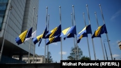 Zastave BiH će biti spuštene na pola koplja na zgradama institucija Federacije BiH. (arhivska fotografija)
