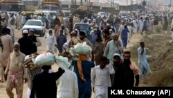 FLILE: Participants arrive to attend a three-day religious congregation in Raiwind near Lahore, November 2, 2018