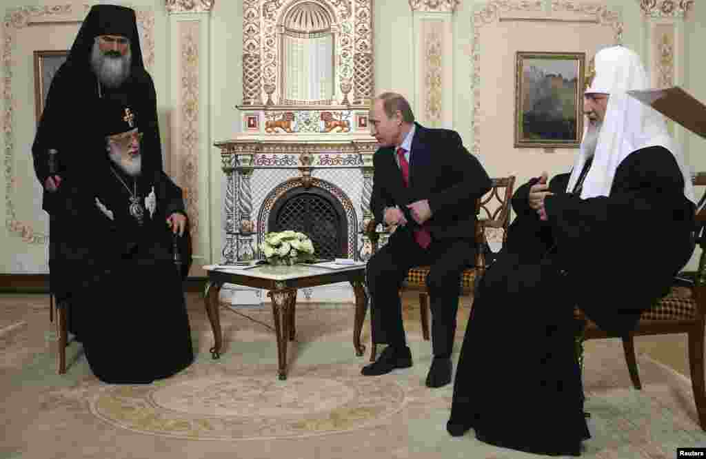 ილია მეორე და ვლადიმირ პუტინი, რუსეთის პრეზიდენტი, რომელსაც კათოლიკოს-პატრიარქი 2013 წლის 23 იანვარს შეხვდა ნოვოოგარევოს საპრეზიდენტო რეზიდენციაში - „მინდა გადმოგცეთ დიდი მოკითხვა ჩვენი ახალი პრემიერ-მინისტრისგან. ის გააკეთებს ყველაფერ აუცილებელს და შესაძლებელს, რათა დაალაგოს ურთიერთობები ყველასთან“, - ასე მიმართა ილია მეორემ პუტინს.