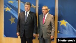 Ukrainian President Petro Poroshenko (left) with European Commission President Jean-Claude Juncker in Brussels last week