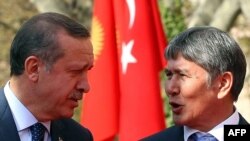 кыргыз өкмөт башчысы Алмазбек Атамбаев Түрк премьери Режеп Тайып Эрдоган менен. Анкара, 2011-жылдын 26-апрели.