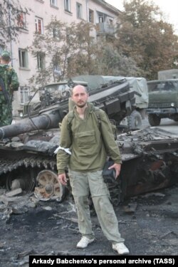 Аркадий Бабченко в Цхинвали на фоне разбитого грузинского танка, август 2008 года