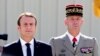 Макрон (зьлева) з начальнікам генштабу Францыі Франсуа Лекуантрам
