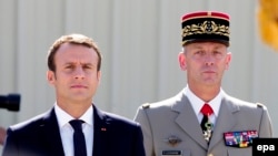 Макрон с начальником генштаба Франции Франсуа Лекуантром