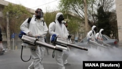 Санитардык кызматкерлер Тегерандын көчөлөрүн дезинфекциялап жатышат, 18-март 2020-жыл.