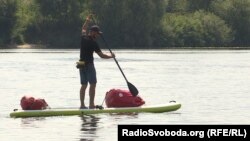 Для мандрівки Бондаренко обрав сап-дошку: плаский човен, на якому треба веслувати стоячи