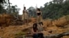 Indigeni amazonieni din tribul Mura într-o zonă a junglei lor defrișată ilegal de albi. 