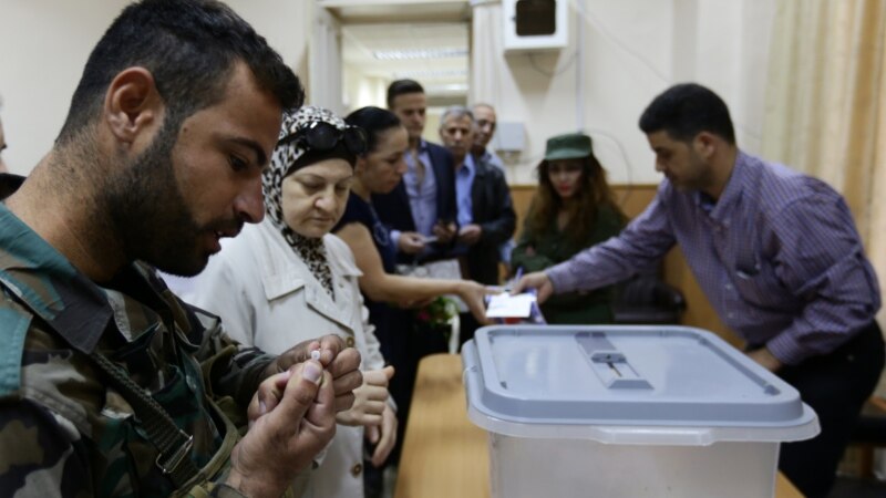 سوريه کې خلک په محلي انتخاباتو کې خپلې رأی کاروي