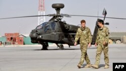 Ауғанстандағы Батыс елдерінің әскери базасында британ ханзадасы Гарри (сол жақта) Apache вертолетін көріп жүр. 7 қыркүйек 2012 жыл. (Көрнекі сурет)