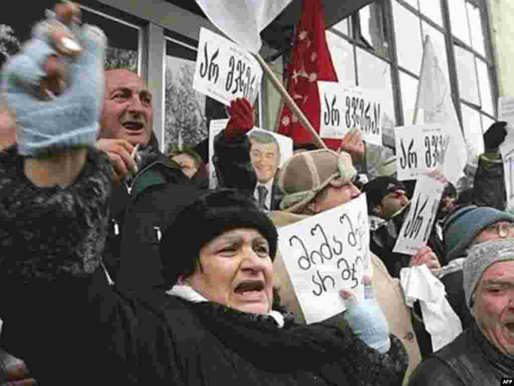 Митинг протеста у офиса телевидения Грузии. Надпись на плакате: "Я не верю!" Тбилиси 9 января 2008 (c) AFP