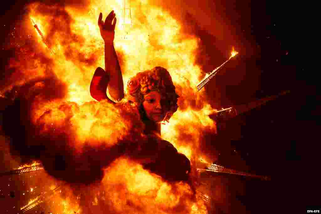 Вогнішча ў гішпанскім горадзе Алікантэ на народным фэсьце&nbsp;&laquo;Ноч агню&raquo;.