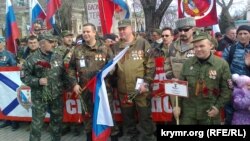 Участники отрядов «самообороны Севастополя» в строю на улице Ленина, 23 февраля 2015 года