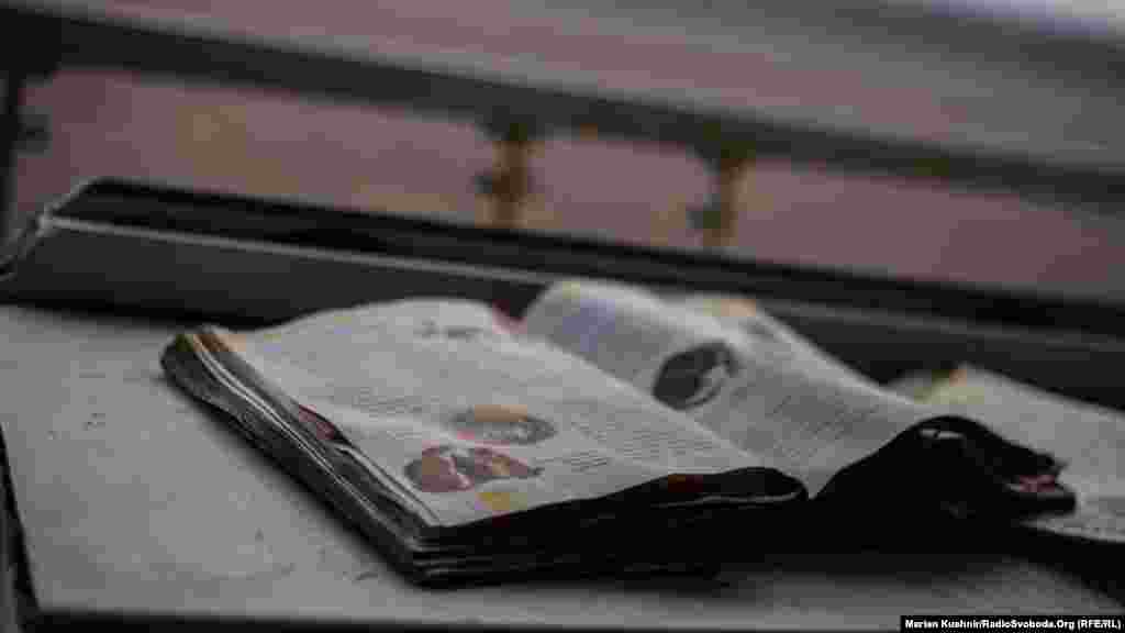 В одной из разбитых квартир на окне – книга с историей о маленьком бобре