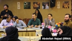 نشست خبری احسان محمدحسنی، رئیس سازمان هنری اوج (راست)، در ۱۶ مرداد ۹۶