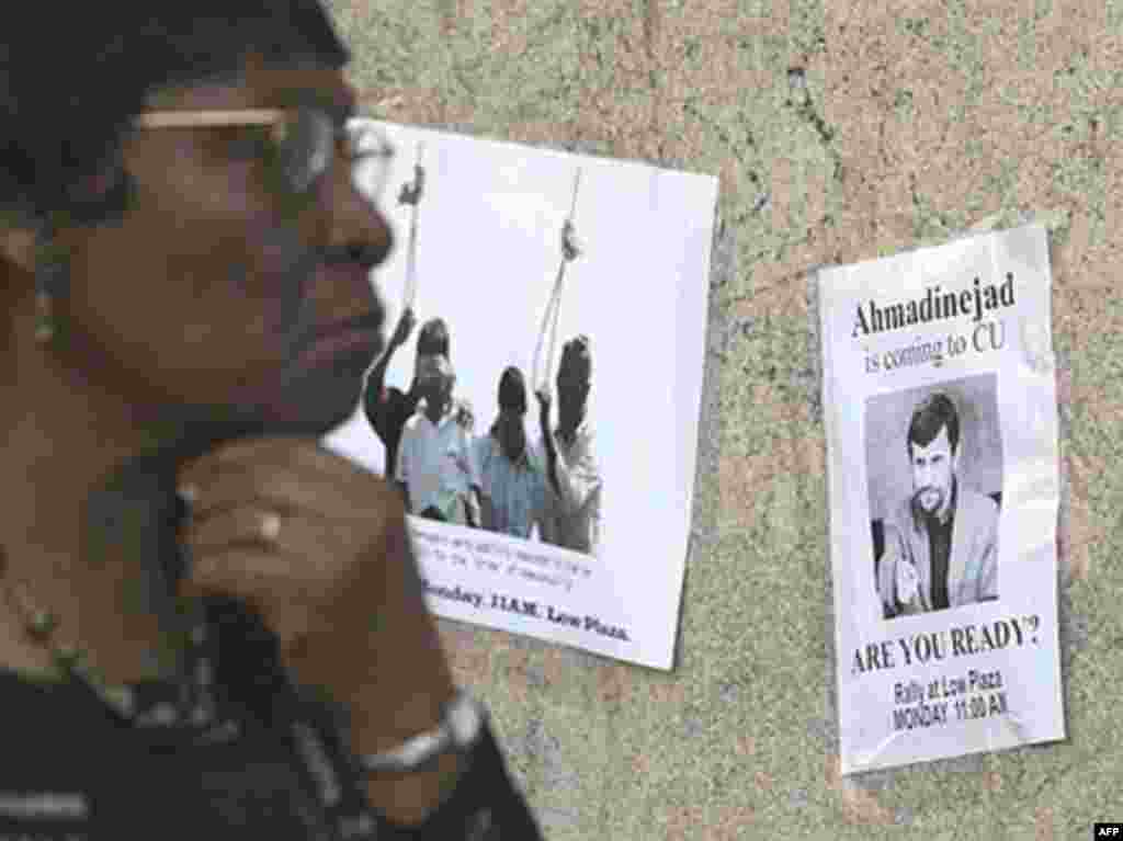 زنی به پوسترهايی که در آستانه سخنرانی محمود احمدی نژاد به ديوارهای دانشگاه کلمبيای نيويورک الصاق شده خيره شده است