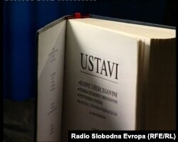 Profesor Pobrić navodi da je pravo na samoopredjeljenje je samo unutrašnjeg vida, a ne i pravo secesije, jer Ustav BiH ne predviđa pravo secesije