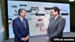 Президент Узбекистана Шавкат Мирзияев (слева) с олигархом Азамом Аслановым, который в мае 2019 года выкупил Ферганский НПЗ.
