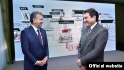 Шавкат Мирзияев во время посещения Ферганского нефтеперерабатывающего завода 6 мая 2019 года.