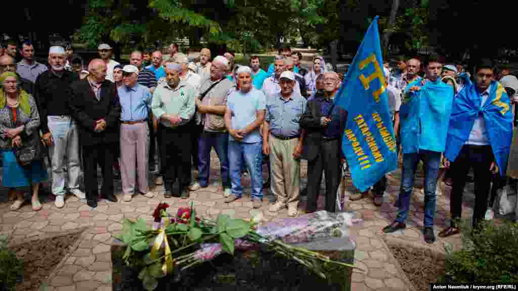 На акції зібралося близько 100 осіб із кримськотатарськими прапорами, стрічками, жалобними пам&#39;ятними нагрудними значками