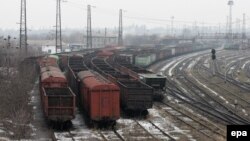 Пустые вагоны для перевозки угля возле Енакиевского металлургического завода. Оккупированное Енакиево, Донецкая область, февраль 2017 года