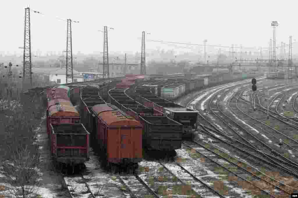 Порожні через блокаду вагони для вугілля біля Єнакієвського металургійного заводу. Єнакієво, Донецька область, 28 лютого 2017 року БІЛЬШЕ ПРО ЦЕ