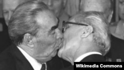 Знаменитый поцелуй Леонида Брежнева и Эриха Хонеккера