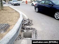 Aşgabadyň Nurmuhammet Andalyp köçesiniň ugrundaky lagym guýularynda gaýtadan gazuw işleri geçirilýär.