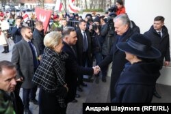 Прэзыдэнт Польшчы Анджэй Дуда (зьлева) цісьне руку прэзыдэнту Літвы Гітанасу Наўседу
