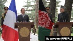 Президенти Франції та Афганістану перед президентським палацом у Кабулі, 25 травня 2012 року