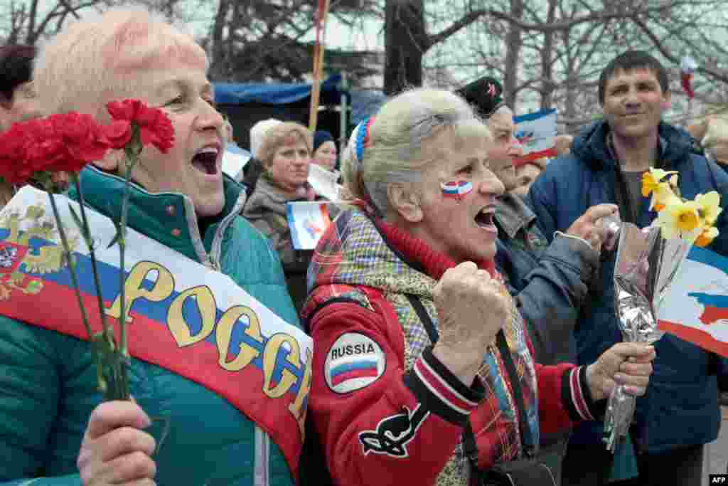 Жінки викрикують проросійські гасла під час мітингу з нагоди третьої річниці псевдореферендуму про приєднання до Росії. Окупований Крим, Сімферополь, 16 березня 2017 року