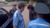 Міліцыянты затрымліваюць журналіста Аляксандра Баразенку. 