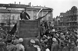 Vladimir Lenin rallies a crowd of Red Army soldiers in Moscow before they head west to fight the Poles.