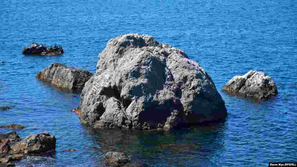 Живописные скалы в море &ndash; одна из достопримечательностей бухты Ласпи