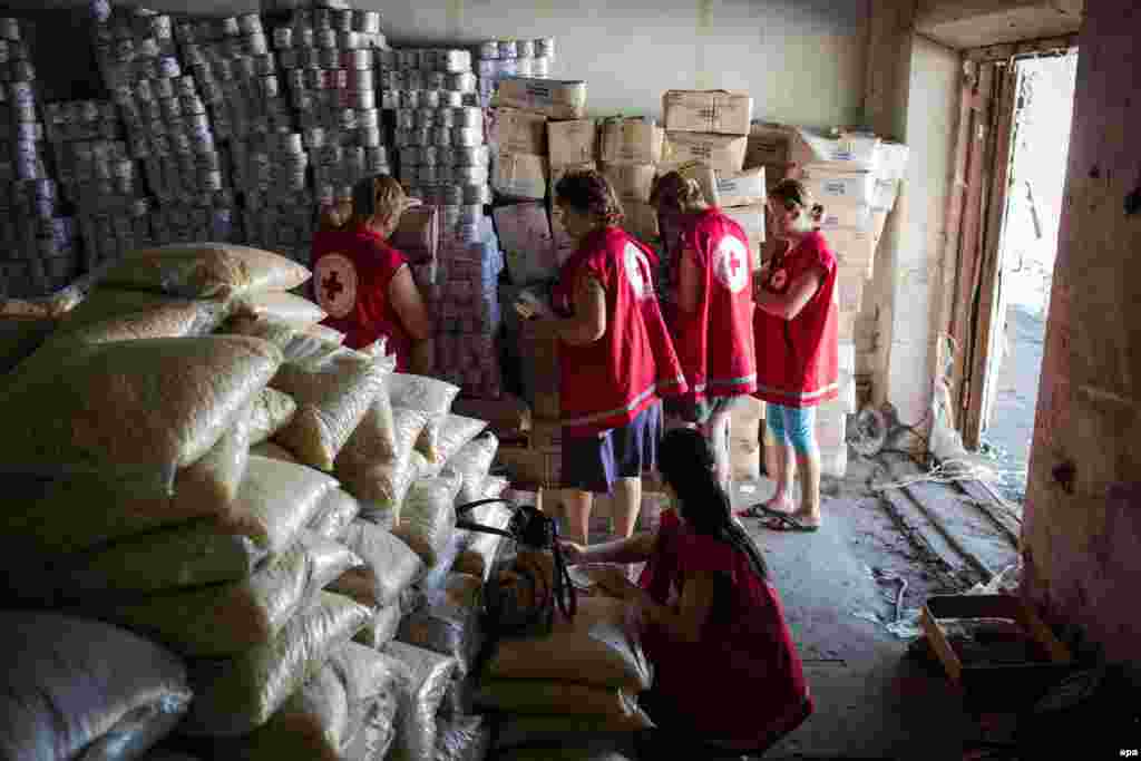 Члени Міжнародного комітету Червоного Хреста проводять інспекцію&nbsp;продуктів, привезених у складі українського гуманітарного конвою, Старобільськ, 15 серпня 2014 року